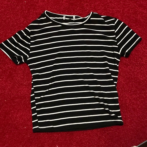 Dresses & Skirts - There are no issues with the shirt, it’s cropped. I believe it is from Ross.